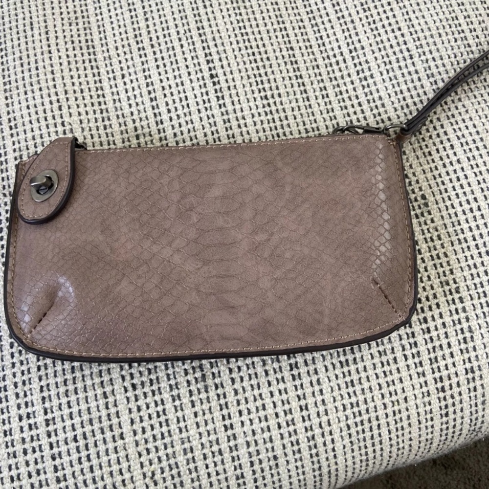 Cute smaller wristlet / clutch.  Euc